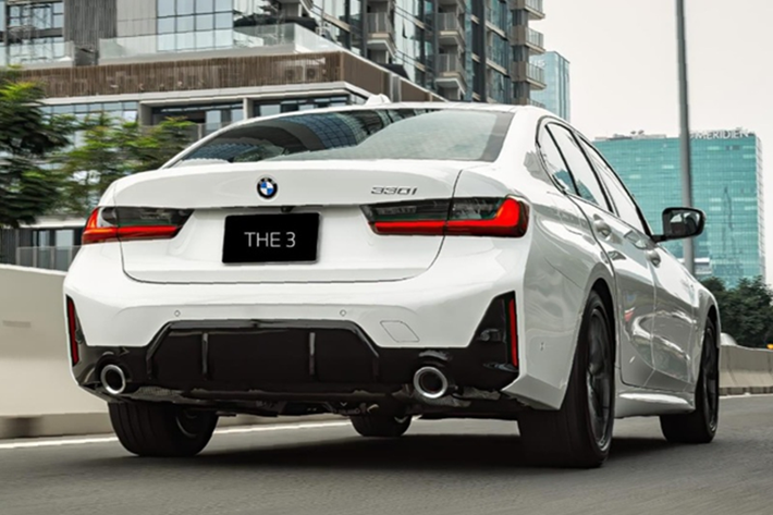 Theo thông tin từ tư vấn bán hàng tại đại lý, mức giá xe BMW 3 Series 2025 cho ba phiên bản quen thuộc gồm 320i Sportline, 320i M Sport và 330i M Sport bán ra lần lượt là 1,549 tỷ, 1,779 tỷ và 2,049 tỷ đồng, nhỉnh hơn so với phiên bản LCI tiền nhiệm.