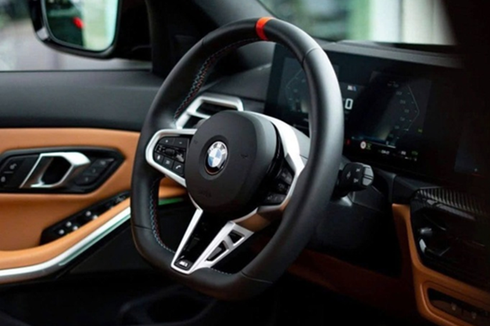 Ở bản nâng cấp lần này, thiết kế ngoại thất của BMW 3 Series 2025 không có sự thay đổi rõ rệt. Xe vẫn mang ngôn ngữ thiết kế quen thuộc, đi kèm bốn tùy chọn màu sơn gồm trắng, xám, đen và xanh dương Portimao Blue, trong đó, màu xanh đặc biệt chỉ dành riêng cho các phiên bản M Sport.