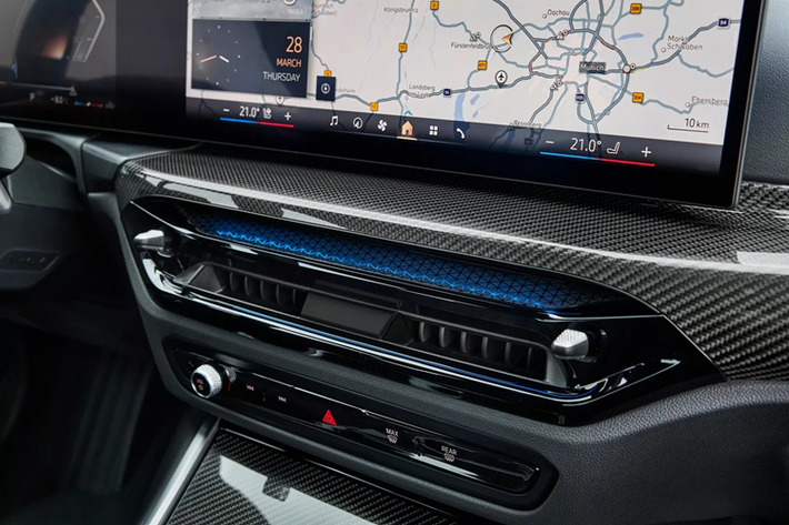 Điểm khác biệt lớn nhất nằm ở khoang cabin. BMW đã làm mới thiết kế vô-lăng trên cả ba phiên bản: bản 320i Sportline được trang bị vô-lăng hai chấu vát đáy kiểu thể thao, trong khi hai phiên bản M Sport sử dụng vô-lăng ba chấu góc cạnh với tạo hình hiện đại hơn.