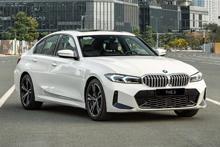 Dù vẫn được lắp ráp trong nước, BMW 3 Series 2025 bản nâng cấp giữa vòng đời mới này ghi nhận nhiều thay đổi ở nội thất và trang bị tiện nghi, song cũng có một số điểm bị lược bỏ so với bản tiền nhiệm.