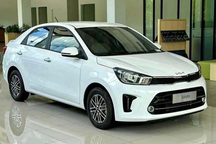 Hiện tại, phiên bản cao cấp Kia Soluto AT Luxury tại Việt Nam đã được gỡ khỏi danh mục sản phẩm. Theo đó mẫu xe này chỉ còn kinh doanh 3 phiên bản MT, MT Deluxe và AT Deluxe.