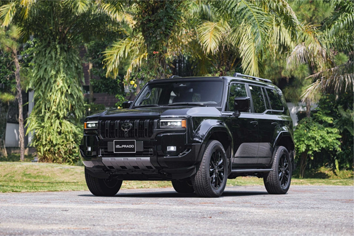 Tại Việt Nam, Land Cruiser Prado 2024 sử dụng động cơ xăng 2.4L tăng áp, cho công suất 267 mã lực và mô-men xoắn 430 Nm. Xe trang bị hệ dẫn động 4 bánh toàn thời gian và hộp số tự động 8 cấp. Trước đây mẫu SUV này sử dụng động cơ xăng 2.7L hút khí tự nhiên chỉ cho ra 164 mã lực và 246 Nm.