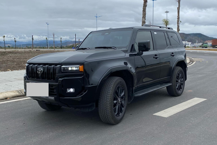 Thực tế, ngay từ khi mới trình làng Toyota Land Cruiser Prado 2024 tại Việt Nam đã luôn rơi vào tình trạng “bia kèm lạc”, để có thể nhận xe sớm khách hàng sẽ phải chi thêm số tiền từ 400 - 500 triệu đồng. Dó đó việc mua một chiếc Toyota Land Cruiser Prado 2024 siêu lướt sẽ là một bài toán kinh tế lý tưởng.
