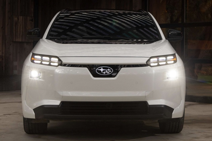 Ở bên ngoài, Subaru Solterra 2026 mới có phần đầu xe mượt mà hơn và không còn viền đen mô phỏng lưới tản nhiệt truyền thống như trước. Cụm đèn pha chính cũng được tách rời khỏi đèn chạy ban ngày, trong khi logo vòng tròn với 6 ngôi sao có thể phát sáng.