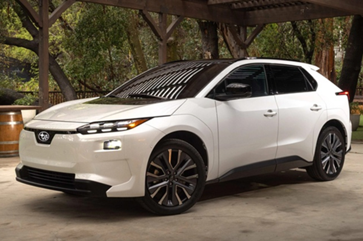 Ngoài ra, Subaru Solterra 2026 còn trang trí phần ốp vòm bánh sơn cùng màu thân xe thay vì màu đen, trong khi huy hiệu phía sau đã được đổi thành chữ SUBARU. Bên trong, màn hình thông tin giải trí cảm ứng trung tâm nâng kích thước lên 14 inch.