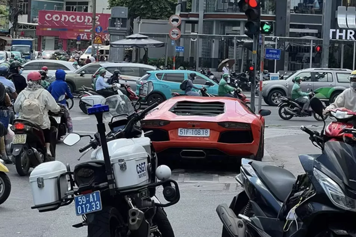 Ngay sau khi nhận tin báo, Đội CSGT – TT Công an quận Phú Nhuận, TP HCM đã có mặt để xử lý. Theo thông tin ban đầu cho biết, tài xế lái siêu xe Lamborghini Aventador có vấn đề sức khỏe, nên đã nhanh chóng được đưa đi cấp cứu.