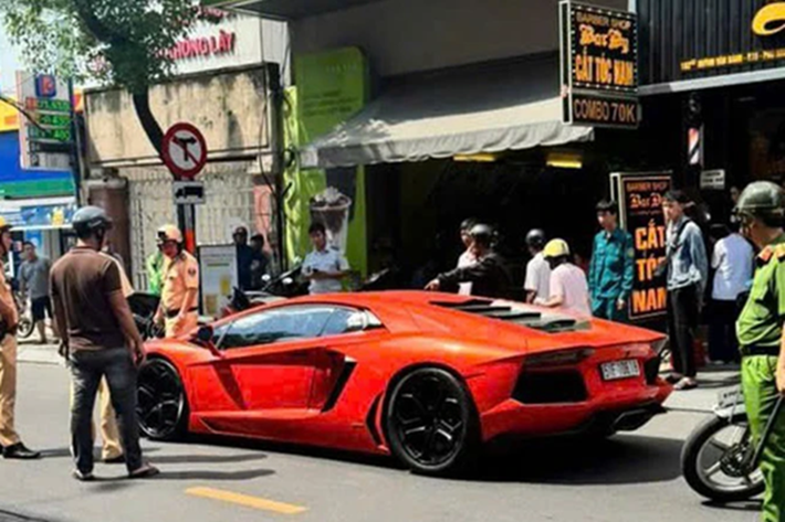 Chiếc siêu xe Lamborghini Aventador màu cam đỗ tại hiện trưởng khoảng hơn 1 tiếng, khiến giao thông qua khu vực này gặp nhiều khó khăn, nhưng lực lượng chức năng nhanh chóng điều tiết giao thông. Sau đó, người nhà đã có mặt để lái chiếc siêu xe Lamborghini Aventador đi.