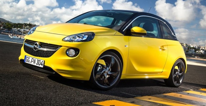 3. Vauxall Adam: Trái ngược với vẻ ngoài bắt mắt, chiếc xe này có công suất rất hạn chế và không gian phía sau nhỏ.