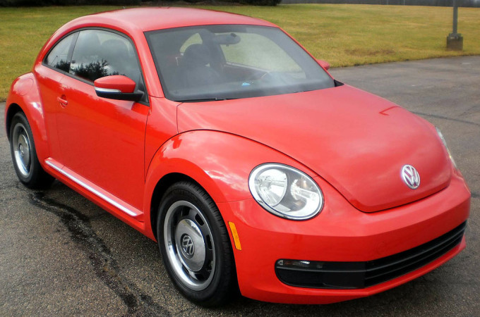 10. Volkswagen Beetle: Chiếc xe không quá tệ nhưng với cùng số tiền bạn có thể có lựa chọn tốt hơn. Đây không phải lựa chọn phù hợp cho những chuyến đi dài, trừ khi bạn là fan ruột của dòng xe Beetle.