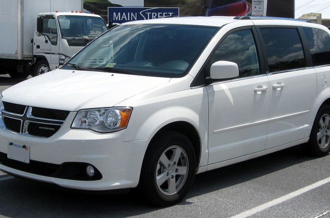 7. Dodge Grand Caravan: Nội thất trong chiếc xe này tương đối chật chội khiến cho các chuyến đi dài trở nên rất khó chịu.