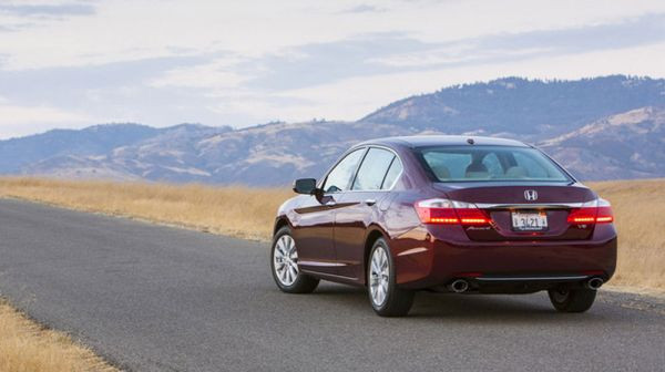 8. Honda Accord: Mẫu sedan hạng trung này đã có 21.011 chiếc xe được bán ra trong tháng đầu năm. Tuy nhiên dòng xe này sẽ phải hoàn thiện hơn để duy trì sức cạnh tranh.