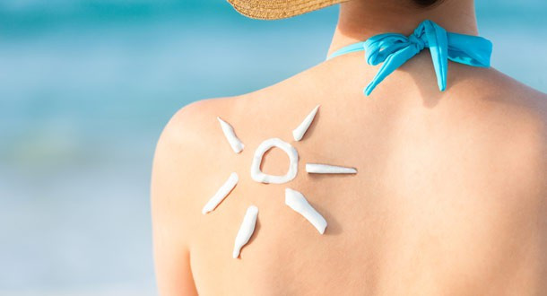 Vì vậy, bạn nên chú ý lựa chọn loại kem chống nắng một cách kỹ lưỡng, đảm bảo chọn các sản phẩm không chứa dầu và bám nhẹ trên da. Ảnh: divareview.