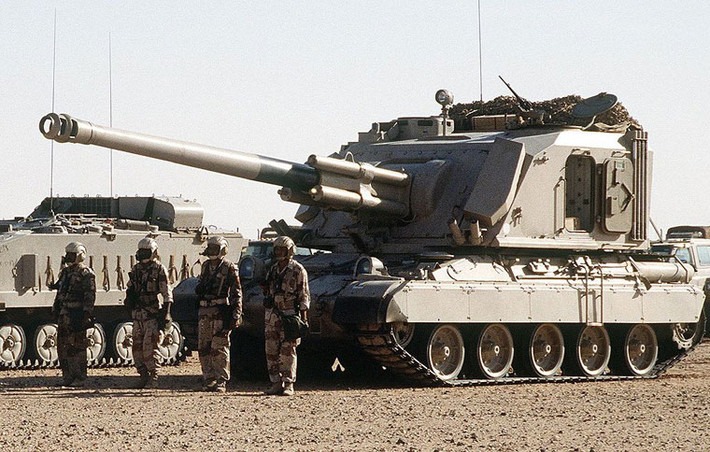51 lựu pháo tự hành AMX-GCT 155 mm của Pháp. Pháo có tầm bắn tối đa 23,5 km với đạn thông thường, 28 km với đạn tăng tầm, tốc độ bắn trung bình 6 viên/phút. 158 lựu pháo tự hành M109 của Mỹ. 54 lựu pháo tự hành PLZ-45 của Trung Quốc.