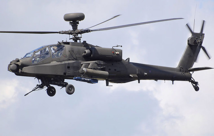 Nắm đấm hỏa lực mạnh tiếp theo là trực thăng tấn công AH-64D Apache, 82 chiếc. Trực thăng này được mệnh danh là "sát thủ diệt tăng" trên chiến trường. Ah-64D được trang bị 1 pháo tự động 30 mm, 4 giá treo 2 bên cánh có thể mang theo tên lửa chống tăng, rocket không điều khiển.