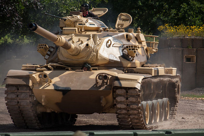 450 xe tăng chiến đấu chủ lực M60 Patton, 145 xe tăng AMX-30 nhập khẩu từ Pháp. Số xe tăng này hiện đang được lưu trữ để sử dụng khi cần thiết.