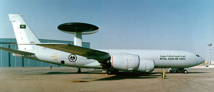 Để chỉ huy phi đội tiêm kích hùng hậu, RSAF được trang bị 5 máy bay chỉ huy và cảnh báo sớm trên không E-3 Sentry. Radar của máy bay có thể phát hiện mục tiêu và chỉ huy phi đội đánh chặn ở cự ly 400 km. 3 chiếc RE-3 chuyên dùng cho chiến tranh điện tử.