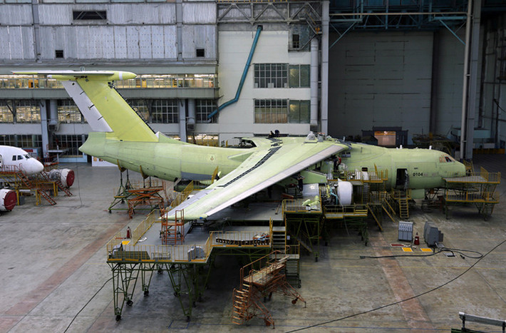 Một chiếc Il-476 sau khi được lắp ráp hoàn chỉnh, tuy nhiên để hoàn thiện hệ thống động cơ và trang thiết bị điện tử trên máy bay thì Il-476 cần phải thêm khoảng thời gian khá dài nữa.