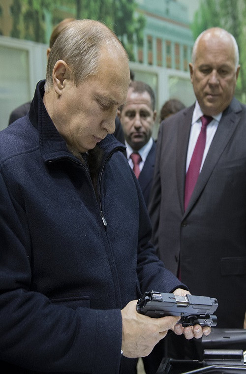 Hình ảnh Tổng thống Nga Putin trên tay một khẩu súng ngắn tự động thế hệ mới MP-446 Viking do công ty chế tạo vũ khí Izhevsk của Nga phát triển trong chuyến thăm của ông đến một nhà máy của Izhevsk vào năm 2013.