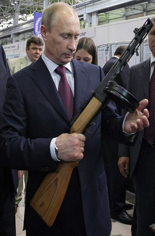 Trước đó vào năm 2010, cũng trong chuyến thăm đến Izhevsk Tổng thống Putin được giới thiệu về một trong những sản phẩm nổi tiếng của Izhevsk mẫu súng tiểu liên PPSh-41 (SMG Shpagin) một trong những biểu tượng của Liên Xô trong chiến tranh Vệ quốc vĩ đại.
