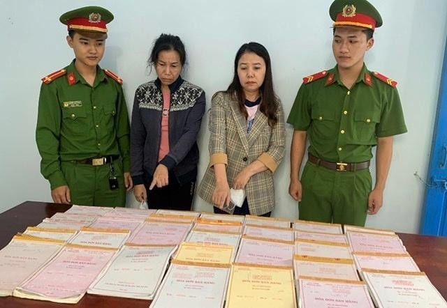Hai đối tượng bị bắt vì mua bán hóa đơn trái phép: Ngày 29/9, Cơ quan CSĐT Công an huyện Đắk R’lấp (Đắk Nông ) đã ra Quyết định khởi tố vụ án, khởi tố bị can và bắt tạm giam đối với 2 đối tượng về hành vi Mua bán trái phép hóa đơn. Qua điều tra ban đầu, cơ quan chức năng xác định khoảng từ 2018 đến 2021, Nguyễn Thị Lệ (SN 1975) và Nguyễn Thị Thúy Lan (SN 1977) đã sử dụng giấy phép đăng ký kinh doanh của Lệ để mua hóa đơn bán hàng do Cục thuế tỉnh Đắk Nông phát hành. Sau đó, đối tượng Lan và Lệ bán hóa đơn (liên 2) cho các tổ chức, cá nhân có nhu cầu. Các đối tượng sau đó đã tự nguyện giao nộp 41 quyển hóa đơn bán hàng với tổng số tiền ghi trên hóa đơn xuất bán trái phép hơn 32 tỷ đồng. Đồng thời giao nộp số tiền 562 triệu đồng trong tổng số tiền các đối tượng thu lợi bất chính từ việc mua bán trái phép hóa đơn.