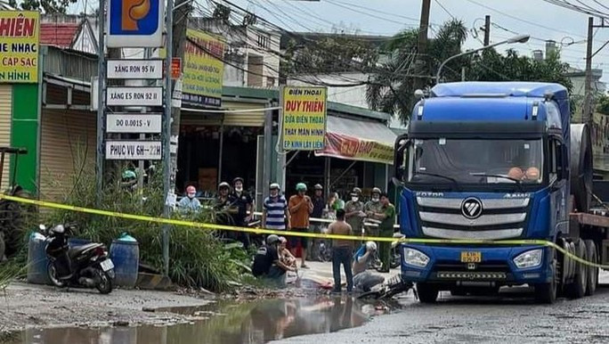 Bé gái 7 tuổi tử vong dưới bánh container vì người lớn tránh vũng nước: Vụ tai nạn xảy ra vào trưa 29/9 tại đường Trịnh Hoài Đức (phường Khánh Bình, thị xã Tân Uyên). Nạn nhân là bé gái tên Trần Anh T. (7 tuổi, học lớp 2, quê ở Hậu Giang). Bé T. được một người họ hàng đón từ trường về nhà bằng chiếc xe đạp điện. Khi lưu thông đến đường Trịnh Hoài Đức thì người phụ nữ phát hiện vũng nước bên đường nên đã đánh lái để tránh. Không may, chiếc xe đạp điện chao đảo rồi cả 2 cùng ngã xuống đường. Đúng lúc này, một chiếc xe đầu kéo lưu thông cùng chiều chạy đến, bé T. bị tông tử vong tại chỗ. Người chở bé T. bị thương nhẹ. Theo người dân địa phương, đoạn đường vừa xảy ra vụ tai nạn bị hư hỏng nặng, xuất hiện nhiều ổ voi, ổ gà, đã lâu không được trùng tu.