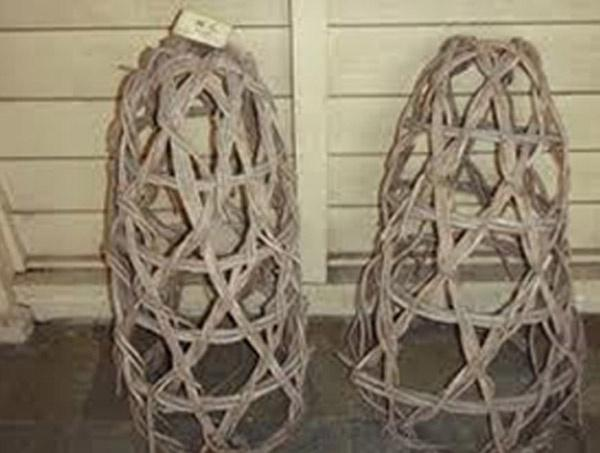 Theo bà lão 86 tuổi kể lại, hồ Lục Quật là nơi xử phạt của gia tộc họ Lý ở thôn Nham Tiền cùng các thôn trang lân cận khác, chuyên hành hình người dân vi phạm luật lệ và phụ nữ không biết giữ lễ nghĩa.