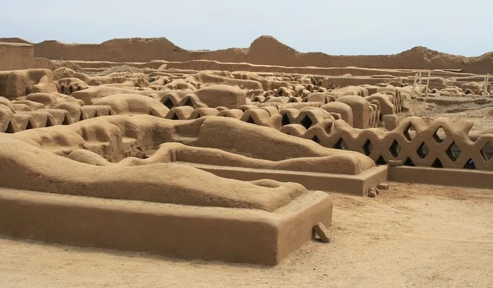 2. Chan Chan, Peru: Được hình thành từ năm 850 sau Công nguyên, thành phố Chan Chan có diện tích 20km2 và là nơi ở của ít nhất 30.000 người. Giờ đấy, mưa lớn tăng lên và sự xuất hiện của những cơn bão El Nino thường xuyên hơn khiến thành cổ bị xói mòn với tốc độ chóng mặt. (Ảnh: Phimavoygages).