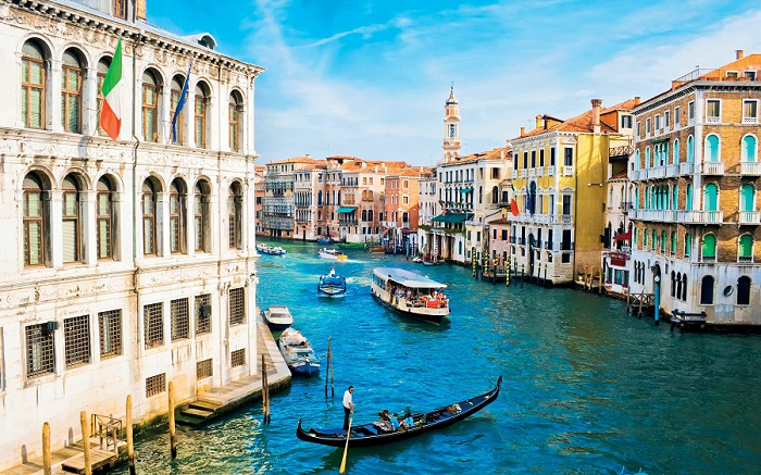 6. Venice, Ý: Thành phố nổi Venice đang bị chìm dần trong nước vào khoảng vài năm trở lại đây và chưa có dấu hiệu dừng lại. Nghiêm trọng hơn lũ lụt cũng xảy ra ngày một nhiều và góp phần vào sự biến mất trong tương lai của thành phố.