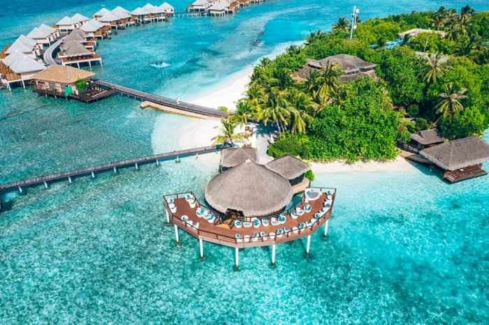 7. Maldives: Điểm đến biển đảo đẹp nhất thế giới này sẽ biến mất trong tương lai. Vào năm 2004, cơn sóng thần đi qua vùng biển này đã khiến hơn 20 đảo của đất nước này biến mất hoàn toàn. Trong vòng 30 năm tới, Maldives sẽ bị nhấn chìm hoàn toàn do hiện tượng nóng lên toàn cầu và mực nước biển dâng cao.