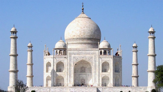 5. Đền Taj-Mahal, Agra, Ấn Độ: Được xây dựng vào năm 1631 và hoàn thành năm 1653, ngôi đền xinh đẹp này có thể biến mất trong 5 năm nữa vì sự ô nhiễm của sông Yamuna Petting, cùng nguy cơ xói mòn đất quanh Taj Mahal và sự vô ý thức của khách du lịch đến thăm làm hỏng sàn đá cẩm thạch và các bức tường của tòa nhà.