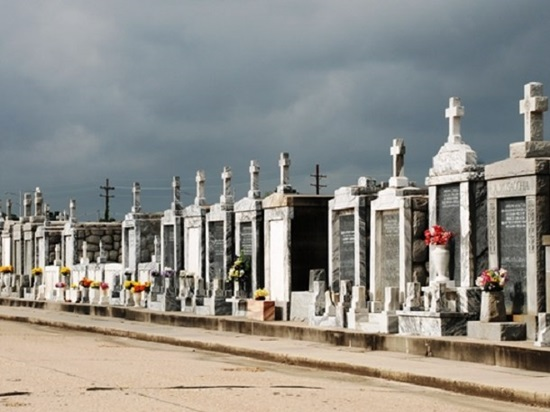 2. Nghĩa trang Saint Louis số 1 là một trong 3 nghĩa trang lâu đời nhất ở New Orleans, bang Louisiana, Mỹ. Theo một truyền thuyết, nghĩa trang này là nơi an nghỉ của phù thủy Marie Laveau. Khách đến nghĩa trang này thường để lại nhiều đồ cúng lễ để tránh bị những lời nguyền đeo bám.