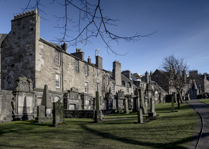 3. Nghĩa trang Greyfriars Kirkyard ở Edinburgh được xây dựng vào những năm 1560 và được cho là nơi ma ám nhất ở Scotland. Nơi đây nổi tiếng với những báo cáo về hồn ma của "Bluidy" George Mackenzie - người đã được chôn cất ở đây vào năm 1691 và Mackenzie Poltergeist. Theo lời đồn, bất cứ ai tiếp xúc với hồn ma Poltergeist sẽ bị thâm tím hay có những vết cắn trên cơ thể.