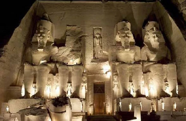 7. Thung lũng các vị Vua ở Cairo, Ai Cập là nơi có hầm mộ của pharaoh Tutankhamun và người ta cho rằng nơi đây có một lời nguyền kỳ bí. Hầu hết những người tham gia mở hầm mộ này đều chết một cách bí ẩn vài năm sau đó. Dù có một vài giải thích khoa học nhưng một số người vẫn tin là lời nguyền của người Ai Cập cổ khiến những kẻ quấy rối nơi yên nghỉ của người chết phải chịu hậu quả.