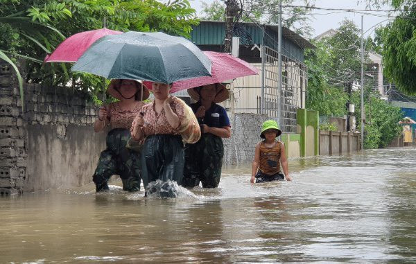 Theo đó tổng lượng mưa trên địa bàn tỉnh Nghệ An phổ biến từ 250 – 500mm. Lượng mưa lớn, nước lũ lên nhanh khiến người dân gặp nhiều khó khăn trong việc ứng phó.