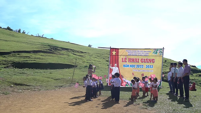 Tuy nhiên, trong ngày khai giảng năm học mới 2022 - 2023 giữa không gian nguyên sơ ấy, tiếng hát Quốc ca của cô trò điểm trường thôn 5 Tu Nấc vẫn vang lên đầy hào hứng và chân thành. (Ảnh:VTV)