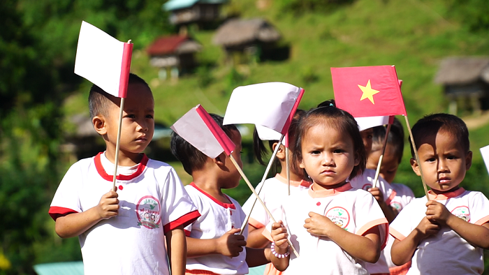 Một tin vui là trong năm học mới này, các cô trò của điểm trường thôn 5 Tu Nấc đã được mạnh thường quân tài trợ nhiều đồ dùng học tập, đồ chơi và thư viện mới. (Ảnh:VTV)