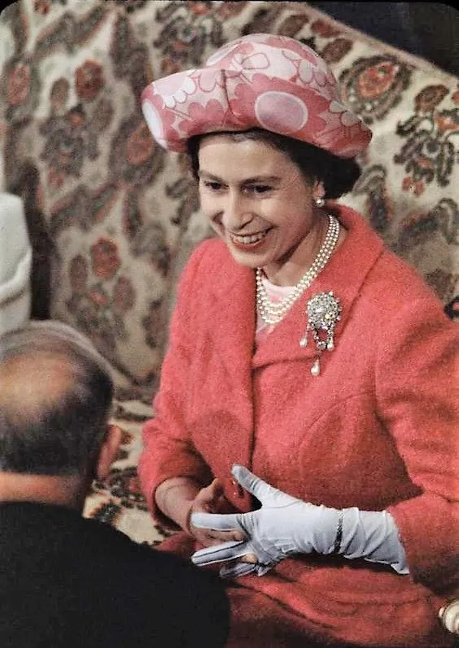 Ngay cả khi bước vào tuổi trung niên, Nữ hoàng Elizabeth vẫn rạng ngời và đầy khí chất quyền lực.
