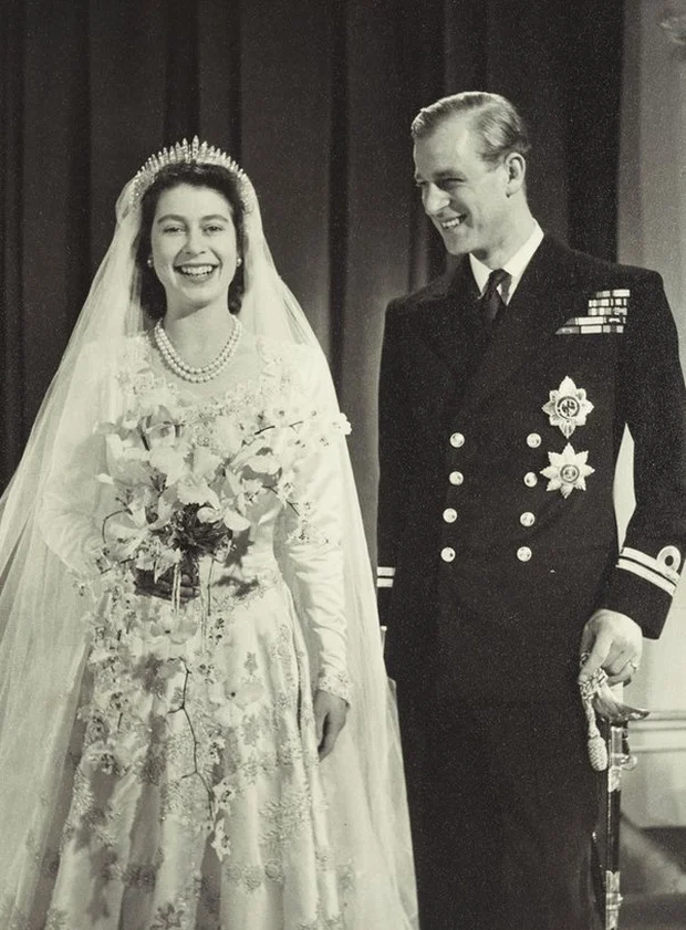 Công chúa nước Anh Elizabeth trong bức ảnh cưới với Hoàng thân Philip - người vừa qua đời ở tuổi 99 vào năm 2021.