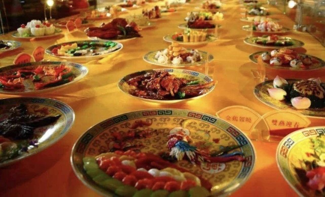 Thức ăn cho vật nuôi sau đó được phân phát cho nô tài trong cung điện và dùng để nuôi những con vật nhỏ này. Tuy nhiên, các nô tài trong cung cũng học cách khai gian và nói đây đều là thức ăn mua từ ngoài cung để kiếm lời.