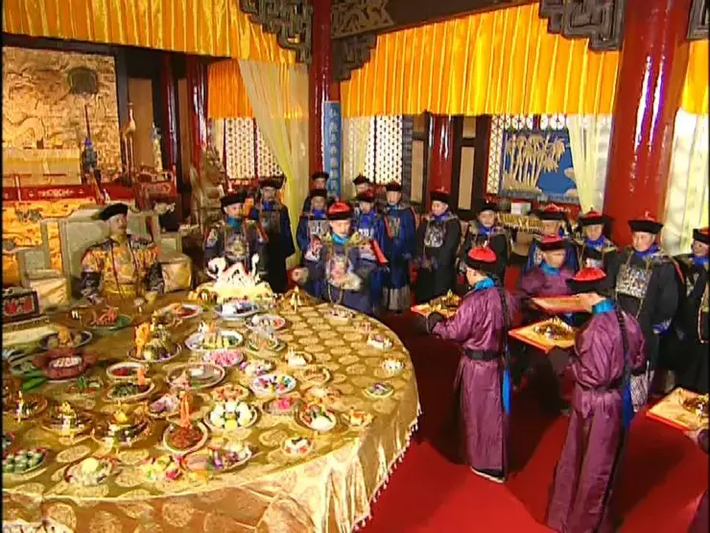 Trong trường hợp nhà vua không chỉ đích danh ban thưởng thức ăn cho phi tần, quan lại thì các món ăn thừa sẽ được ban cho cung nữ, thái giám. Những đối tượng này thay vì ăn sẽ lén lút cất giấu các món ăn thừa của nhà vua rồi mang ra bên ngoài cung để bán.