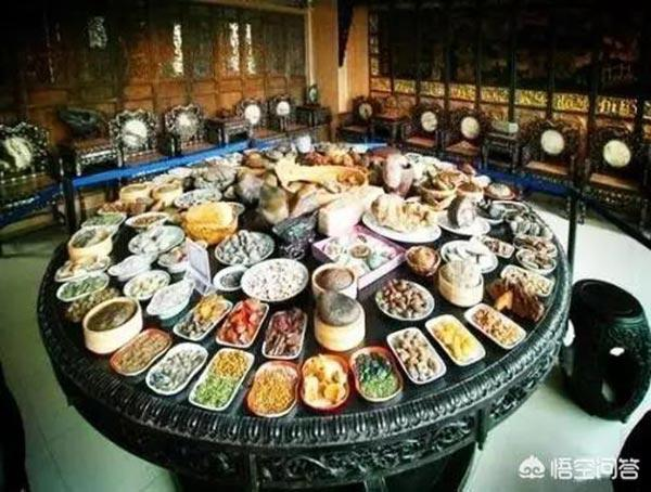 Sử sách ghi lại, bàn ăn dành cho hoàng đế phải đủ 120 món. Hoàng đế nhà Thanh chỉ ăn ngày hai bữa chính gồm bữa sáng và bữa chiều, ngoài ra sẽ có các bữa phụ, bữa điểm tâm.