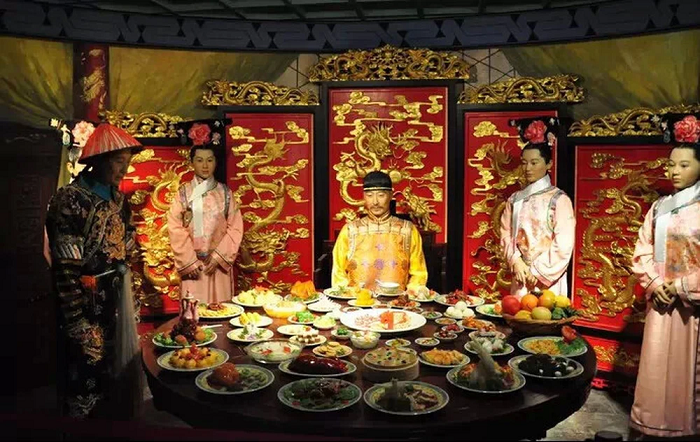Đặc biệt vào thời nhà Minh và nhà Thanh, có một chuỗi kỹ nghệ chuyên bán lại đồ ăn thừa của hoàng đế trong cung, lợi nhuận thu được rất cao. Ở bên ngoài Tử Cấm Thành, một vài quán rượu cố ý thu thập những thứ bị xem là "cơm thừa canh cặn" của hoàng đế, sau đó nghiên cứu cách thức chế biến để làm ra một phần khác, rồi tuyên bố với thiên hạ đây là món mà Thiên tử từng dùng qua. Vì vậy, dù món ăn có giá cao bao nhiêu, không ít người vẫn sẽ giành mua cho bằng được.