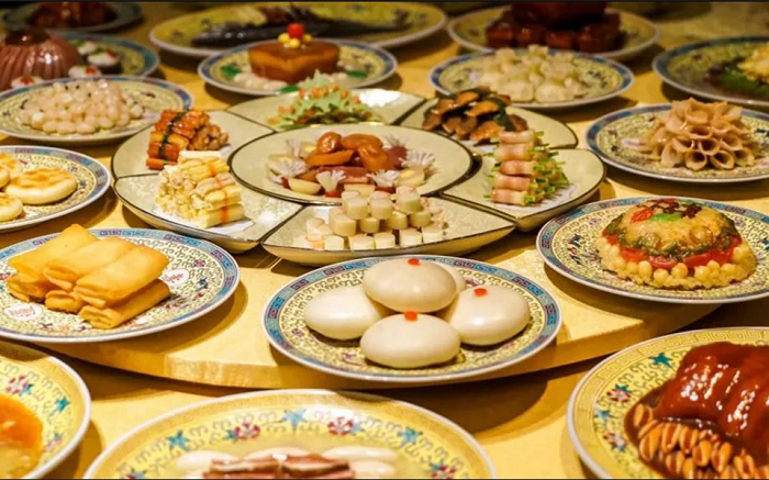 Mặt khác, sau mỗi bữa ăn của hoàng thượng, để tránh lãng phí đồ ăn thái giám liền gửi cho các cung nữ chuyên nuôi động vật trong cung, và làm thành đồ khô.