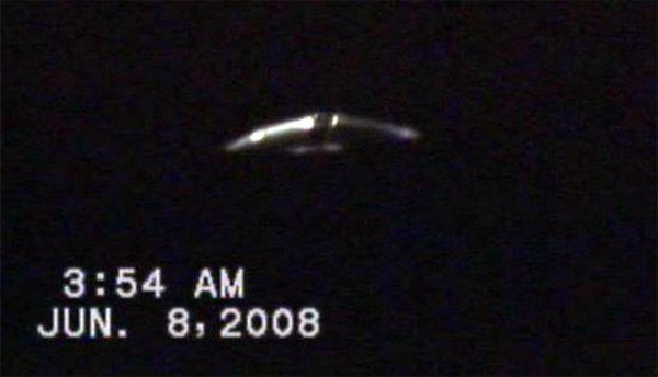 1. Vào ngày 8/1/2008, hàng chục người dân tại thành phố Stephenville, bang Texas, Mỹ trông thấy một vật thể lớn kỳ lạ bay ngang qua bầu trời. Một báo cáo từ Cơ quan Hàng không Liên bang Mỹ (FAA) khẳng định radar có nhận thấy một vật thể rất lớn đang bị các máy bay bám đuổi ngay thời điểm mà các nhân chứng thấy UFO.