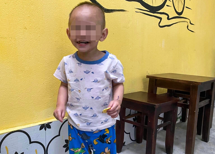 Bé trai 2 tuổi bị bỏ lại trên phố Hà Nội lúc rạng sáng: Sáng 28/9, người dân ở khu vực phố Giảng Võ (phường Cát Linh, quận Đống Đa, Hà Nội) phát hiện một bé trai khoảng 2 tuổi chơi một mình. Cháu bé đứng tại khu vực ngõ 307, trên tay cầm theo một chiếc túi, bên trong có một bộ quần áo, 3 cái bỉm, vài món đồ chơi, một mảnh giấy ghi 'Đức An 16/11/2020' và bình sữa còn ấm. Vụ việc nhanh chóng được lan toả và nhận được sự quan tâm của nhiều người, trong đó còn có người đề nghị được nhận nuôi cháu bé. Hiện, lãnh đạo UBND phường Cát Linh xác nhận sự việc và cho biết cơ quan chức năng đã tiếp nhận cháu bé. Trước mắt, cháu bé sẽ được đưa về trung tâm chăm sóc trẻ em trên địa bàn