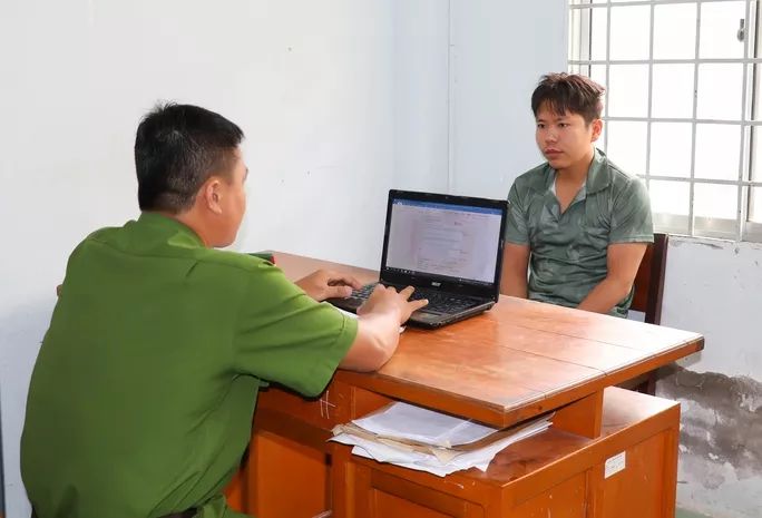 Khởi tố gã trai hãm hiếp nữ công nhân tại nhà vệ sinh: Ngày 28/9, Công an thị xã Bình Minh, tỉnh Vĩnh Long cho biết vừa ra quyết định khởi tố vụ án, khởi tố bị can và ra lệnh bắt tạm giam 3 tháng đối với Hồ Ngọc Thành (30 tuổi; ngụ xã Tân Bình, huyện Bình Tân, tỉnh Vĩnh Long) để tiếp tục điều tra về hành vi hiếp dâm. Theo điều tra ban đầu, Thành và chị V.B.T.N (19 tuổi; ngụ TP Cần Thơ) cùng làm công nhân cho một công ty tại thị xã Bình Minh. Trong thời gian làm việc chung, Thành nảy sinh tình cảm với chị N nhưng không được hồi đáp. Đến ngày 14/9, Thành nảy sinh ý định quan hệ tình dục với N. nên đã mai phục chị N. ở trước cửa nhà vệ sinh, sau đó lao vào khống chế và thực hiện hành vi hiếp dâm. Lợi dụng lúc Thành mất cảnh giác, chị N. liền bỏ chạy ra ngoài. Lúc này, Thành chạy ra ngoài và bị công nhân cùng bảo vệ công ty bắt giữ.