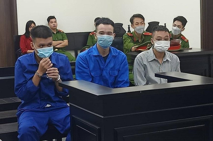 Chồng và con trai lãnh án tù sau khi bắt quả tang vợ ngoại tình: Ngày 28/9, TAND TP Hà Nội mở phiên tòa xét xử, tuyên phạt bị cáo Tạ Văn Sơn (50 tuổi) bảy năm tù về tội cướp tài sản. Cùng tội danh trên, hai bị cáo Tạ Tuấn Linh (26 tuổi, con trai bị cáo Sơn) và Nguyễn Tuấn Anh (39 tuổi) bị tuyên ba năm tù. Theo cáo trạng, ông Sơn và vợ là bà N.T.T. (44 tuổi) mở cửa hàng kinh doanh điện máy. Khoảng tháng 8/2021, ông V.C.N. (44 tuổi) là khách thường xuyên đến mua hàng nảy sinh tình cảm với bà T. Hai người này nhiều lần hẹn hò, rủ nhau đi nhà nghỉ. Thấy vợ có biểu hiện khác thường, ông Sơn đã cùng 2 con là Linh và Tuấn Anh theo dõi và bắt quả tang ông N. và bà T. tại nhà nghỉ. Gia đình ông Sơn sau đó đã đánh đập, đe doạ, ép buộc ông N. phải bồi thường danh dự với số tiền là 300 triệu đồng.