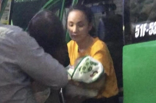 Nữ đồng phạm của Phó chánh án Nguyễn Hải Nam bị bắt: Ngày 28/9, Phòng Cảnh sát hình sự Công an TP HCM cho biết đã bắt giữ bị can trốn truy nã Nguyễn Thị Hương Tâm (38 tuổi, ngụ TP HCM). Theo cảnh sát, Tâm là đồng phạm của Phó chánh án quận 4 Nguyễn Hải Nam và Lâm Hoàng Tùng trong vụ án xâm phạm chỗ ở người khác xảy ra tại căn nhà 29 Nguyễn Bỉnh Khiêm, quận 1, TP.HCM. Trong khi Nam và Tùng bị bắt thì Tâm bỏ trốn rồi bị Cơ quan Cảnh sát điều tra Công an TP HCM truy nã ngày 18/5/2020. Trong hơn 2 năm qua, Tâm lẩn trốn ở nhiều tỉnh thành phía Bắc và sinh sống bằng nghề dọn vệ sinh. Gần đây, nữ bị can về lại TP HCM, thuê căn nhà ở quận 7 để ẩn thân. Ngày 23/9, Tâm bị cảnh sát bắt giữ khi đến một ngân hàng.