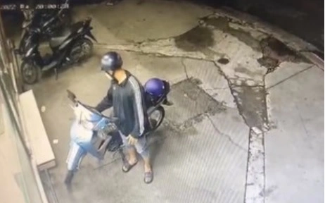 Nam công nhân tay không chống trả 2 tên trộm có dao: Ngày 28/9, công an phường Thuận Giao, TP Thuận An, tỉnh Bình Dương, đang điều tra 2 đối tượng trộm xe máy rút dao chống trả người dân khi bị truy đuổi. Theo đó, tối 27/9, hai thanh niên chở nhau trên xe máy tiếp cận cửa hàng tiện lợi trong khu dân cư Việt Sing, phường Thuận Giao để trộm xe máy. Lúc này, anh Huỳnh Văn L. (21 tuổi, quê Đồng Tháp) làm công nhân, đi ngang qua phát hiện vụ việc nên đã lao xe tới quật ngã một tên. Thấy vậy, đối tượng còn lại liền chạy tới giằng co với anh L. Một mình anh L. cùng lúc chống trả, giằng co với 2 tên trộm. Bất ngờ một tên rút dao trong người tấn công, nên anh L. phải buông tay để hai đối tượng lên xe tẩu thoát. Do đưa tay lên đỡ, anh L. bị nhiều vết chém ở tay. Hiện trường có rất nhiều đoản bẻ khóa, bình xịt hơi cay và con dao, may mắn chiếc xe chưa bị mất.