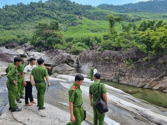 Hai học sinh ở Quảng Ngãi đuối nước thương tâm trong ngày khai giảng: Ngày 5/9, sau khi dự lễ khai giảng năm học mới tại Trung tâm giáo dục nghề nghiệp - Giáo dục thường xuyên huyện Sơn Tịnh, bốn em học sinh rủ nhau lên suối Trà Bói (thôn 1, xã Trà Giang, huyện Trà Bồng,tỉnh Quảng Ngãi) để tắm. Trong lúc tắm, Trần Đình D. (SN 2007) và Nguyễn Duy N. (SN 2006, đều trú tại xã Tịnh Phong, huyện Sơn Tịnh) bị đuối nước. Hiện, lực lượng chức năng đã bàn giao thi thể cho gia đình để lo hậu sự.
